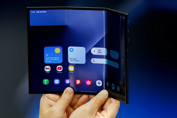 Celular dobrável: tudo sobre essa tecnologia que está transformando o mercado